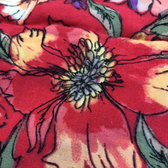 CUPIO SIZE LARGE RED SLEEVELESS FLORAL PRINT HI-LO DRESS. V/NECK PLEATED N BACK - Picture 6 of 7